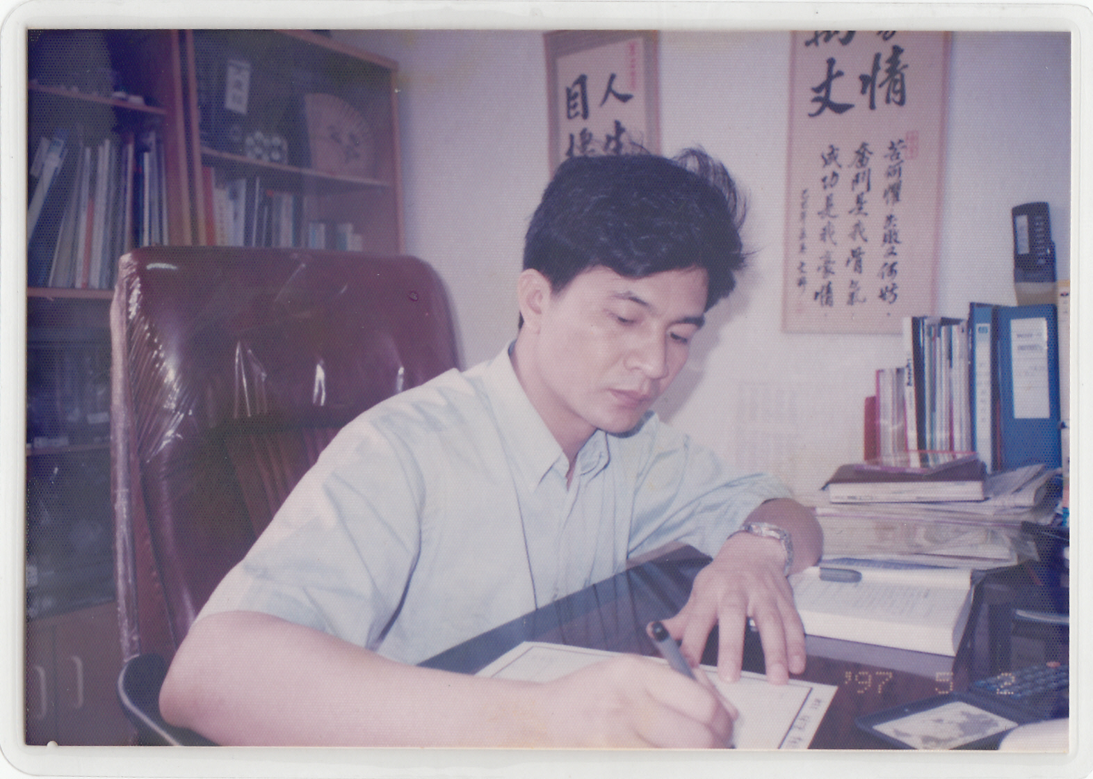1997年董事长在奇槎新石精细陶瓷厂办公室留影